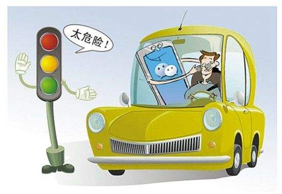 某出租車司機開車開車看電子書，嚇壞了身后的乘客